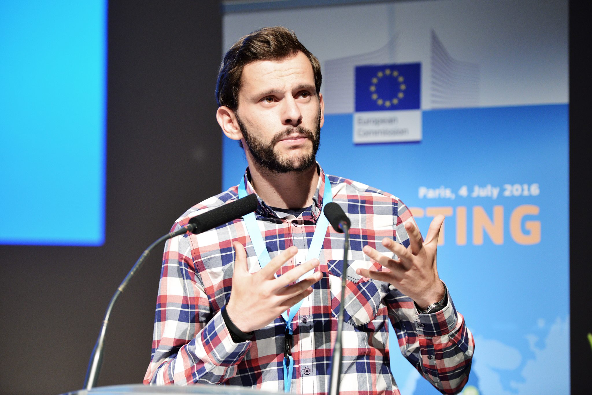 Samir Beharić: Dvije fotelje pod jednim krovom