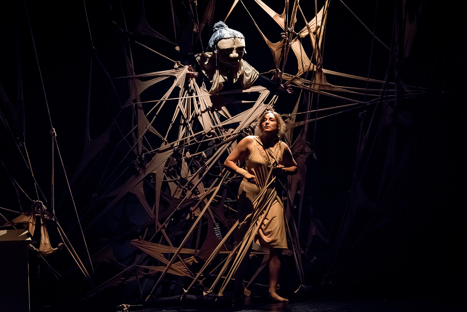 Predstava Majka ili sve lutke idu u raj