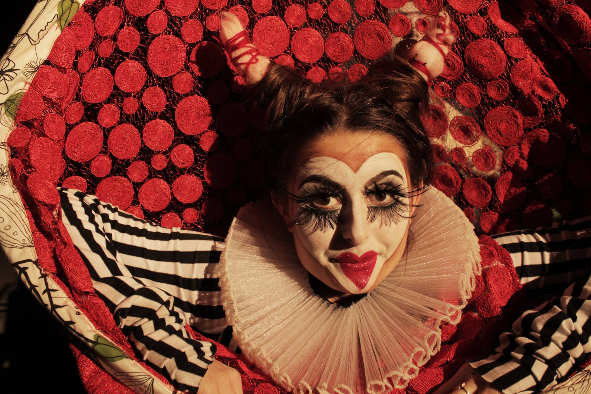 Predstava KOMŠIZLUK online