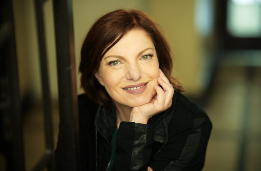 “Šuma u kući” knjiga je o zlu, o tome koliko je teško otkriti zlo, a još teže – ali ne i nemoguće – odbraniti se od njega.